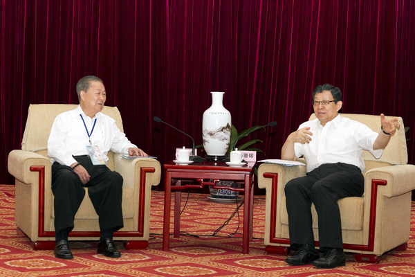 7月17日，陈德铭会长在京会见了饶颖奇率领的台湾民意代表交流参访团。