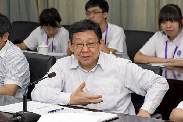 海协会会长陈德铭在北京会见了前来北京参加第四届“清华-顶新两岸领袖生计划”的两岸大学生
