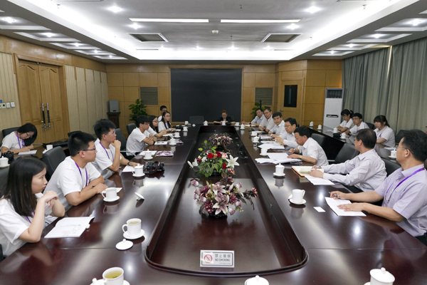 海协会会长陈德铭在北京会见了前来北京参加第四届“清华-顶新两岸领袖生计划”的两岸大学生